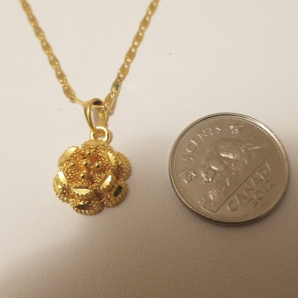 Jewelry - Flower pendant necklace
